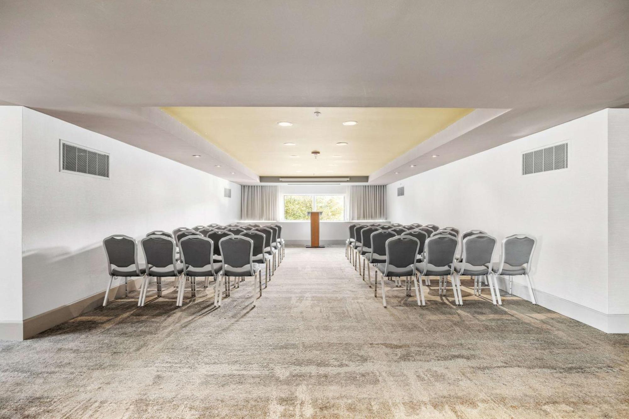 Doubletree By Hilton South Hotel